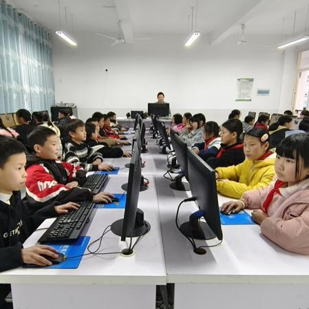 Kaip Sun Haiqing iš Jiangsu Jutian įgalino gimtojo miesto išsilavinimą per kompiuterių aukas?
